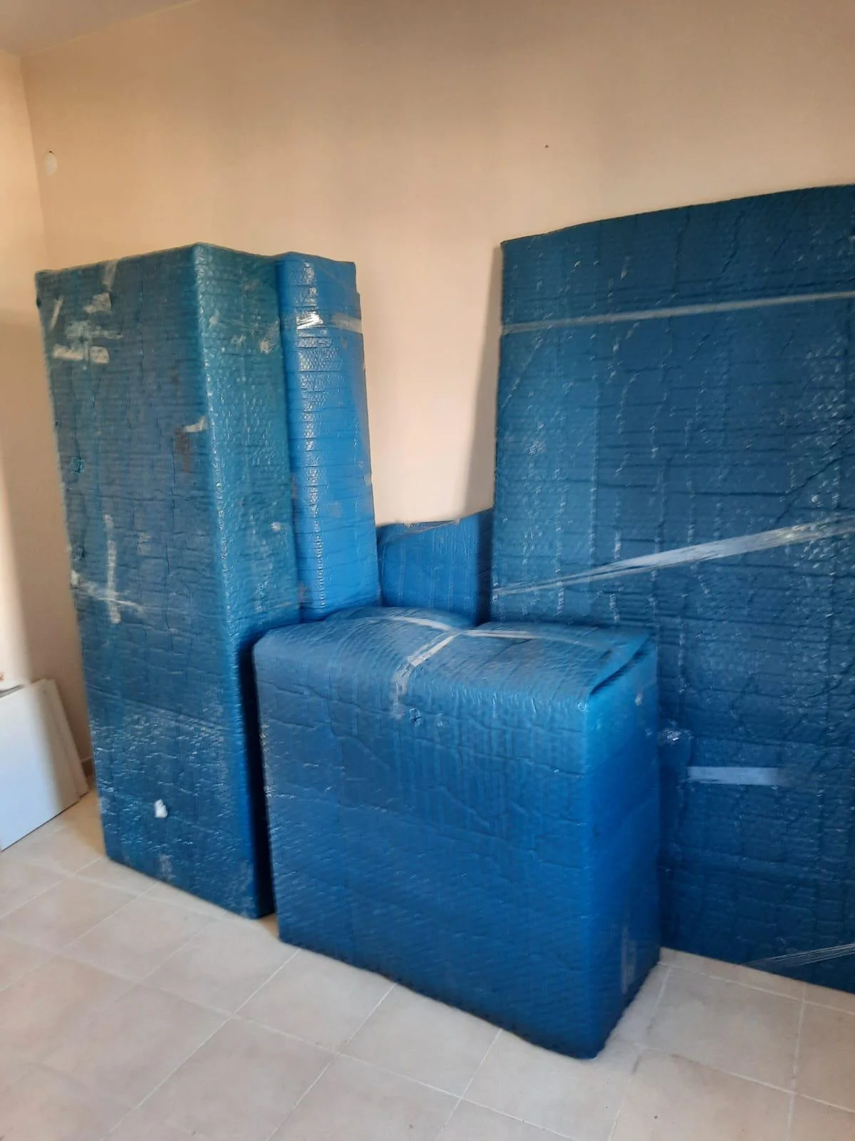 Özenle paketlenmiş mobilya eşyaları